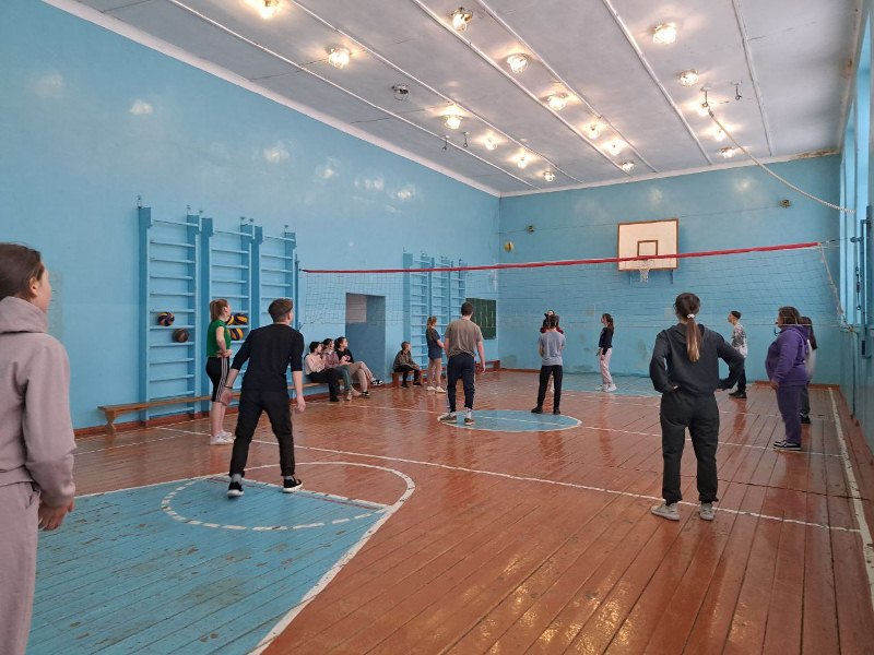 Соревнования по волейболу среди учащихся 8, 9 и 11 классов..