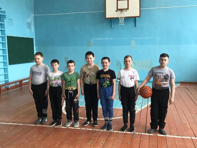 Соревнования по баскетболу среди мальчиков 3-5 классов.